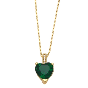 Détail macro du pendentif coeur en zircon vert émeraude sur collier chaîne dorée