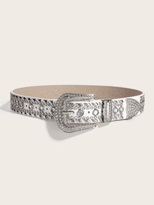 Détail de la ceinture blanche à clous avec strass argentés et grande boucle en métal