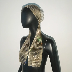 Détail d'un turban de luxe en strass avec de longues franges et maille argentée