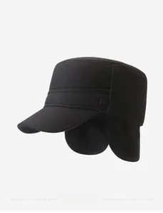 Nahaufnahme der schwarzen Winter-Militärkappe mit N-Stickerei und Ohrenklappen