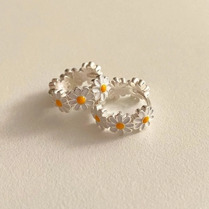 Minimalist S925 sterling silver daisy hoop earrings with white petals and yellow centers