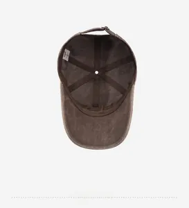 Vista interna di un cappellino da baseball in cotone lavato con cinturino e fodera