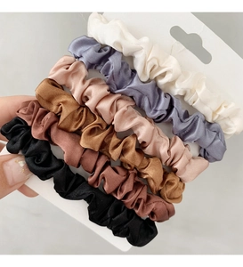 Set di cinque eleganti elastici per capelli in raso di seta in colori neutri a mano
