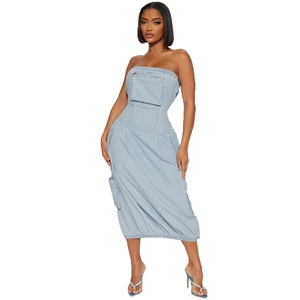 Dettaglio dell'abito a fascia in denim celeste con tasche cargo e cuciture rifinite