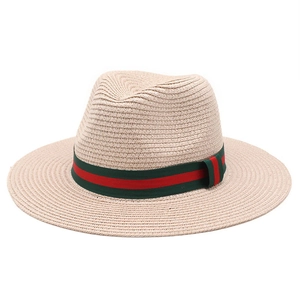 Détail du tressage de chapeau de paille blanc avec ruban rayé rouge et vert chic