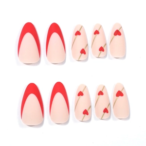 Détails de faux ongles amande mats avec pointes French rouges et motifs de cœurs