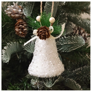 Gros plan d'une cloche de Noël blanche pailletée avec pommes de pin sur un sapin