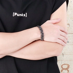 Détail d'un bracelet chaîne punk industriel au poignet avec finition argent rétro
