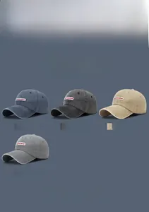 Detail von vier Baseballkappen aus gewaschener Baumwolle in Navy, Schwarz, Khaki und Grau