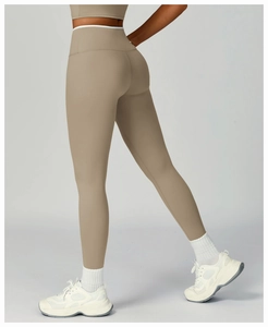 Detailansicht der hochtaillierten nahtlosen Yogahose in Khaki mit Funktionsmaterial