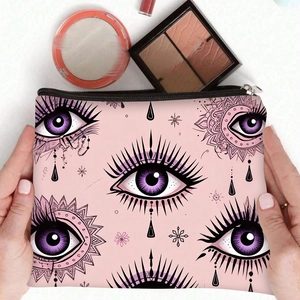 Neceser de lona con patrones de ojo turco, sostenido a mano con accesorios de cosmética