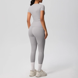 Completo yoga grigio chiaro slim fit con maglia traspirante e leggings a vita alta