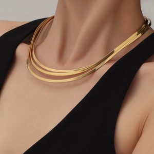 Collier ras de cou doré à trois rangs en maille serpent au design géométrique chic