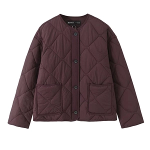 Quilted burgundy cotton jacket with crew neck and front pockets in a minimalist style