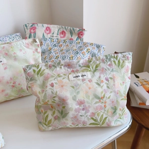 Trousses à maquillage en coton fleuri avec fermeture éclair et étiquette Simple Wish