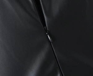 Detalle de la cremallera invisible y la textura de cuero sintético de alta calidad del vestido