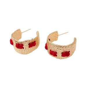 Vintage C-shaped textured gold earrings with red knitted yarn accents for women