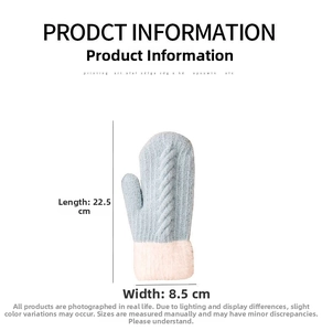 Dettaglio di guanti invernali in maglia con trecce e dimensioni misurate di 22,5 cm