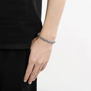 Vista dettagliata di un bracciale a catena bizantina in argento in acciaio inossidabile