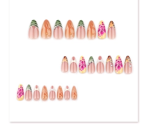 Détail de faux ongles amande avec art floral 3D, rayures zébrées et perles décoratives