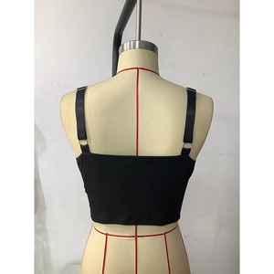 Detail des schwarzen Camisole-Rückens mit verstellbaren Metallschnallen an den Trägern