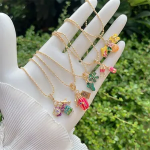 Collana a sfere placcata oro 18K con ciondoli da viaggio in smalto colorato e valigia