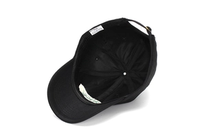 Vue détaillée de l'intérieur de la casquette en coton avec bandeau et boucle en métal