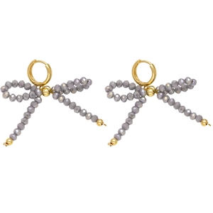 Elegante gouden strik oorbellen met paarse kralen hangers in een minimalistisch design