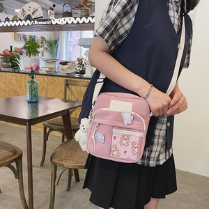 Détail d'un sac bandoulière en toile rose avec motifs de lapin mignons sur un modèle
