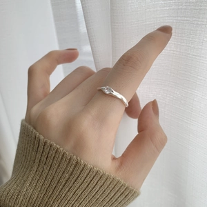 Minimalist S925 sterling silver wavy ring with zircon on a person's hand