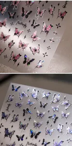 Détail macro de stickers ongles papillon dégradé laser avec accents étoiles roses