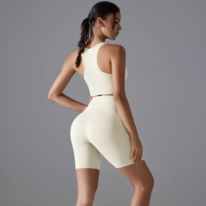 Completo yoga due pezzi da donna color crema con reggiseno sportivo e pantaloncini