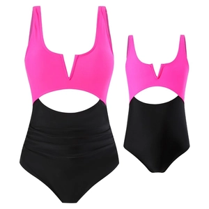 Maillot de bain rose néon et noir ajouré pour mère et fille avec détails froncés à la taille