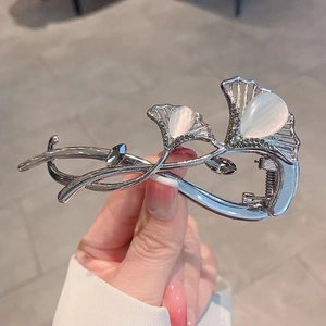 Eleganter silberner Ginkgoblatt-Haarclip mit Katzenaugenstein und Kristallen
