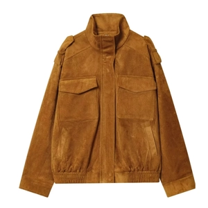 Damenjacke aus braunem Wildleder mit Schulterklappen und großen Pattentaschen
