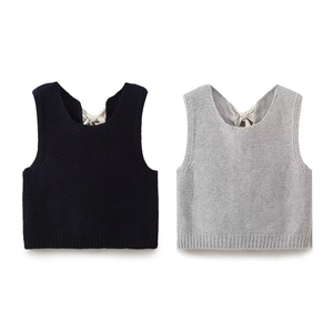 Détail de la veste en maille montrant le nœud papillon au dos et l'ourlet côtelé en gris