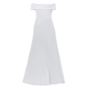 Elegantes weißes schulterfreies Maxikleid mit Seitenschlitz und schmaler Passform im Liegen