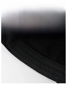 Détail du bandeau absorbant élargi à l'intérieur d'une casquette de sport en sergé noir