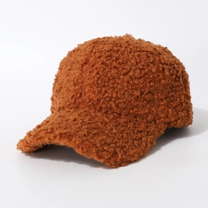 Detailaufnahme der braunen Fleece-Baseballkappe mit weicher und warmer Teddy-Struktur
