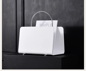 Porte-revues minimaliste en acrylique blanc avec détail de poignée en métal argenté