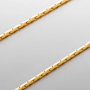 Elegante collar de cadena de serpiente dorada con textura de escamas y eslabones planos