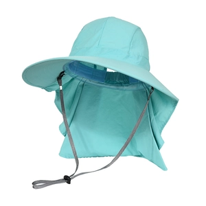 Dettaglio cappello parasole verde menta con tesa larga, protezione nuca e cordino