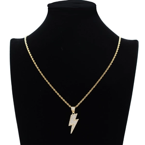 Vue détaillée du pendentif éclair hip-hop avec zircone cubique sur chaîne torsadée