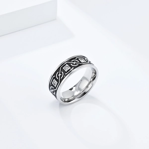 Détail de la bague nœud celtique en acier inoxydable avec tissage noir et zircone