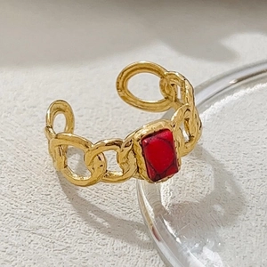 Dettaglio macro dell'anello a catena d'oro vintage con pietra naturale rossa rettangolare
