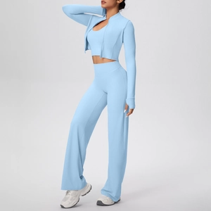 Ensemble de yoga bleu clair trois pièces avec veste zippée, débardeur et pantalon large