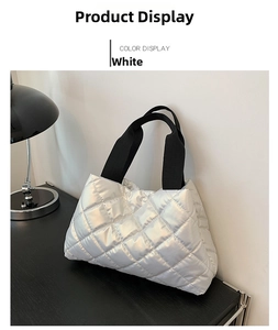 Détail du sac cabas matelassé blanc avec finition métallique et tissu brillant