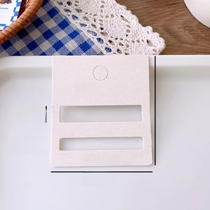 Detailed view of beige accessory display card with dimensions and storage scenario
