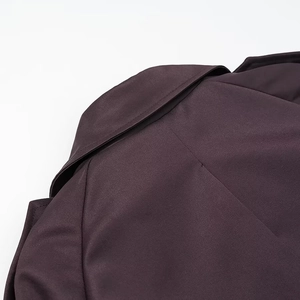 Détail du revers et des coutures d'épaule d'un trench-coat long violet