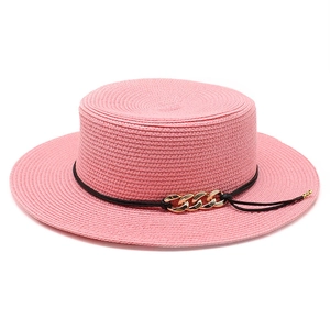Chapeau de paille rose à toit plat pour femme avec cordon noir et chaîne dorée